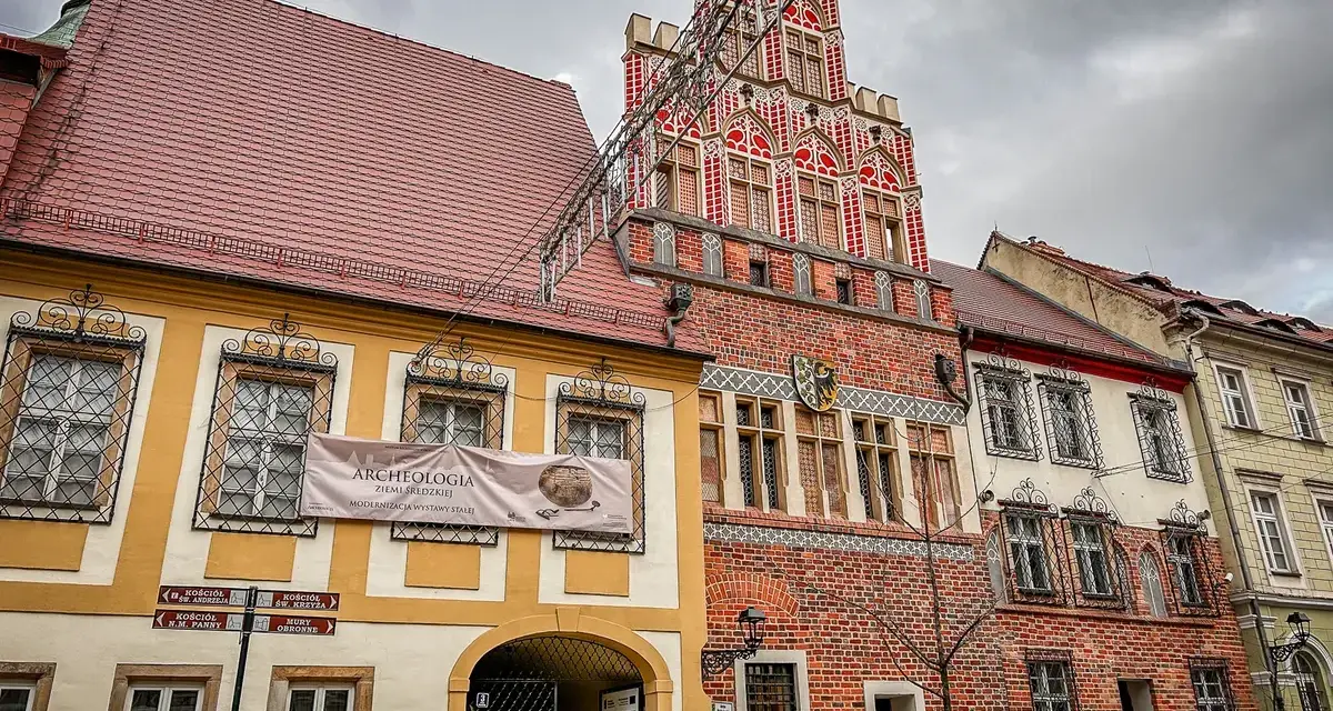 Muzeum Środa Śląska zaprasza na wystawę archeologiczną. Zabytkowe kamienice i ciekawe eksponaty czekają na zwiedzających.