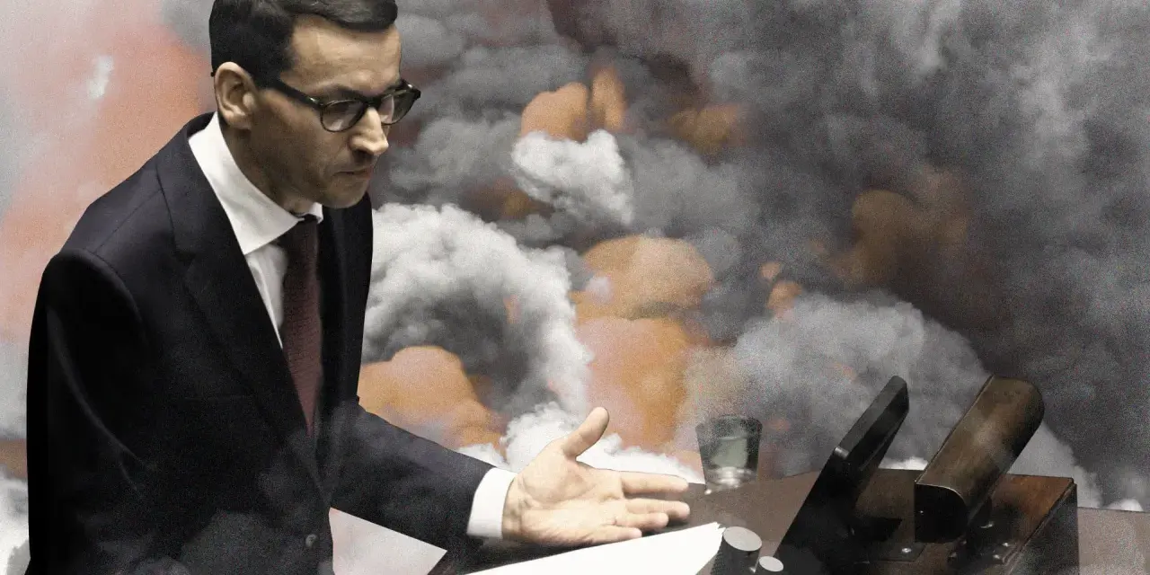 Mateusz Morawiecki w garniturze, z gestem dłoni, na tle dymu i płomieni, jakby symbolizując moment, kiedy Morawiecki podpisał zielony ład.