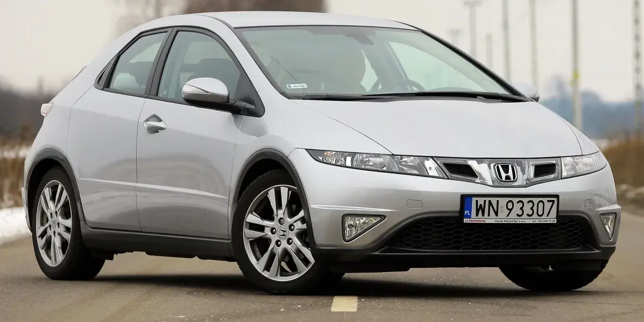 Srebrny Honda Civic, wyglądający jak UFO, na drodze.