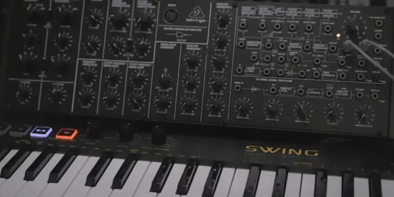Behringer K2 z klawiaturą i licznymi pokrętłami, gotowy do tworzenia dźwięków.