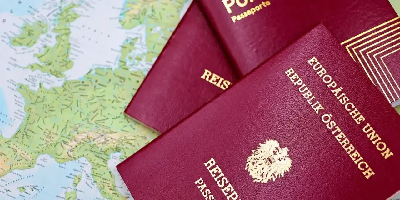 Paszporty Portugalii i Austrii leżą na mapie Europy. Planujesz podróż i zastanawiasz się, czy Bułgaria jest w Schengen?