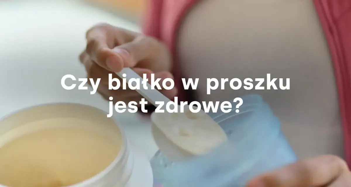 Dłoń nabiera miarkę białka w proszku z dużego pojemnika. Czy białko w proszku jest zdrowe?