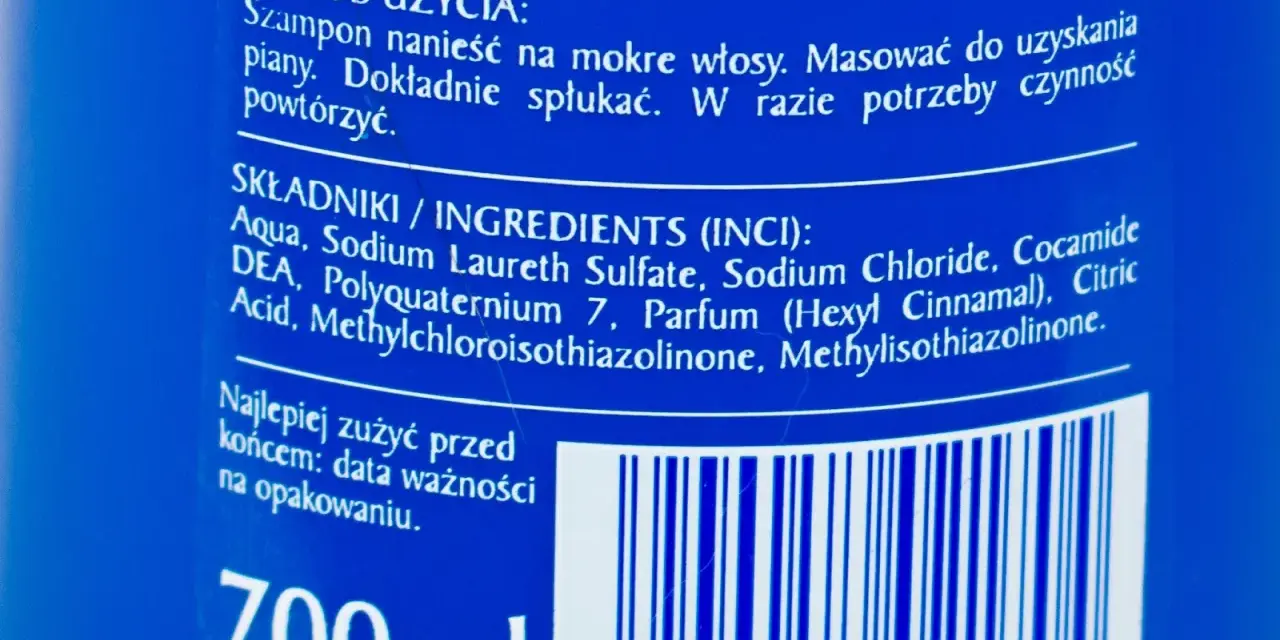 Szampon do włosów 700 ml. Sposób użycia: nanieść na mokre włosy, masować do uzyskania piany, spłukać. SLS w składzie.