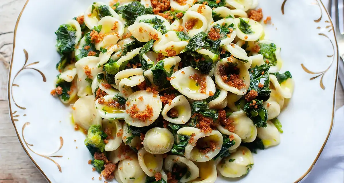 Orecchiette cime di rapa fumanti, un classico pugliese con verdura fresca e pangrattato croccante.