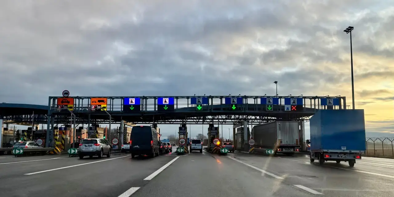 Kolejka samochodów na autostradzie A4 przed punktem poboru opłat. Zielone strzałki wskazują otwarte bramki.