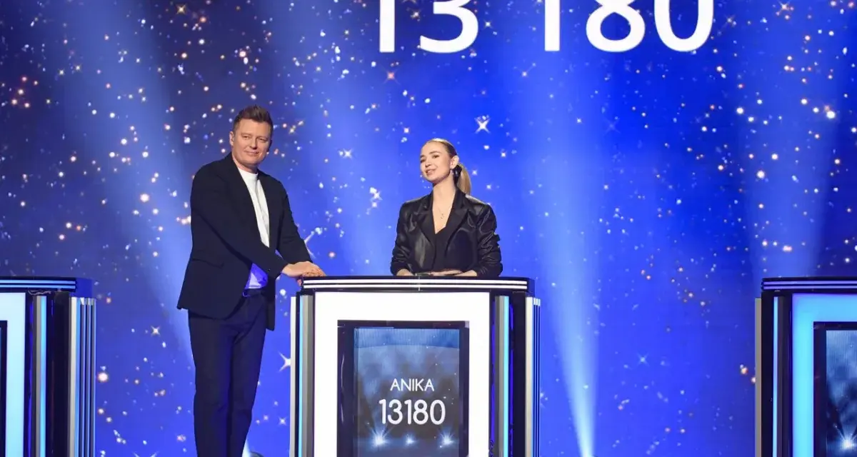 Na scenie programu "Jaka to melodia?" prowadzący i uczestniczka Anika z wynikiem 13180 punktów.