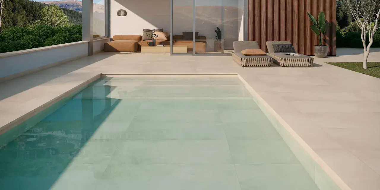 Relájate junto a una piscina con los colores de piscinas modernas, rodeada de un diseño minimalista y vistas a la montaña.