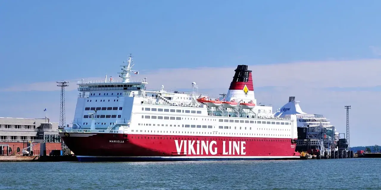 Prom Mariella Viking Line, gotowy do rejsu z Tallinna do Helsinek.