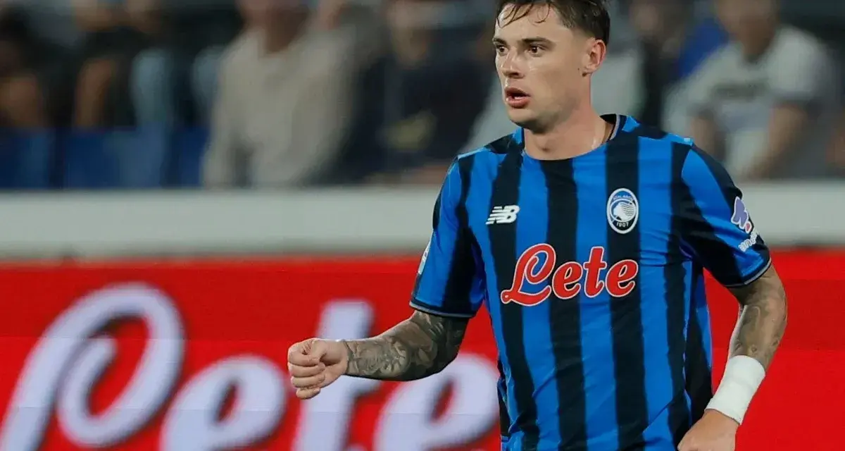 Piłkarz Atalanty w niebiesko-czarnej koszulce z logo "Lete" podczas meczu Atalanta – Udinese.