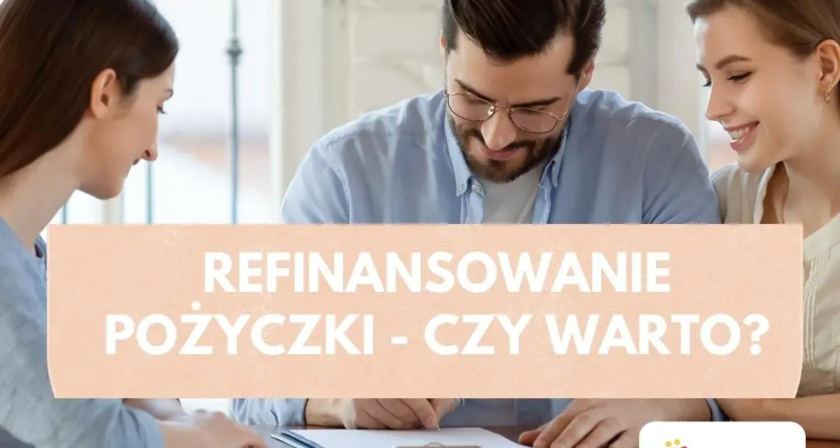 Trzy osoby przy stole omawiają refinansowanie pożyczki. Czy warto? Logo Czerwona Skarbonka.