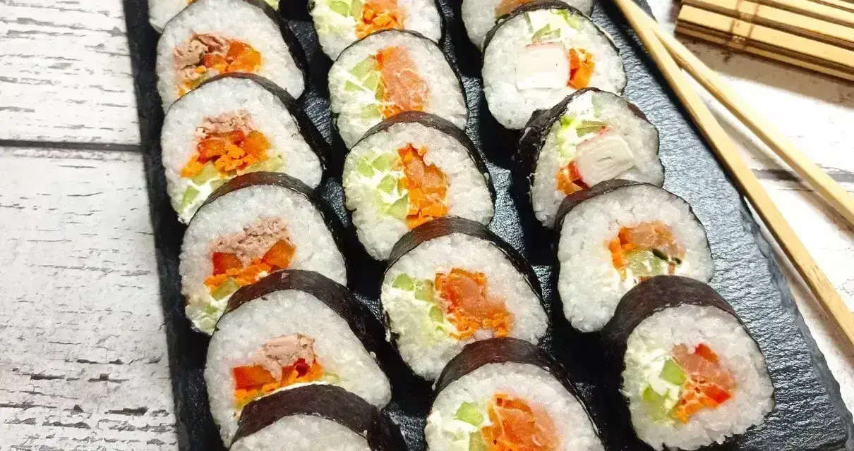 Gotowe rolki sushi z łososiem, tuńczykiem i warzywami. Prosty sposób, jak zrobić sushi w domu.