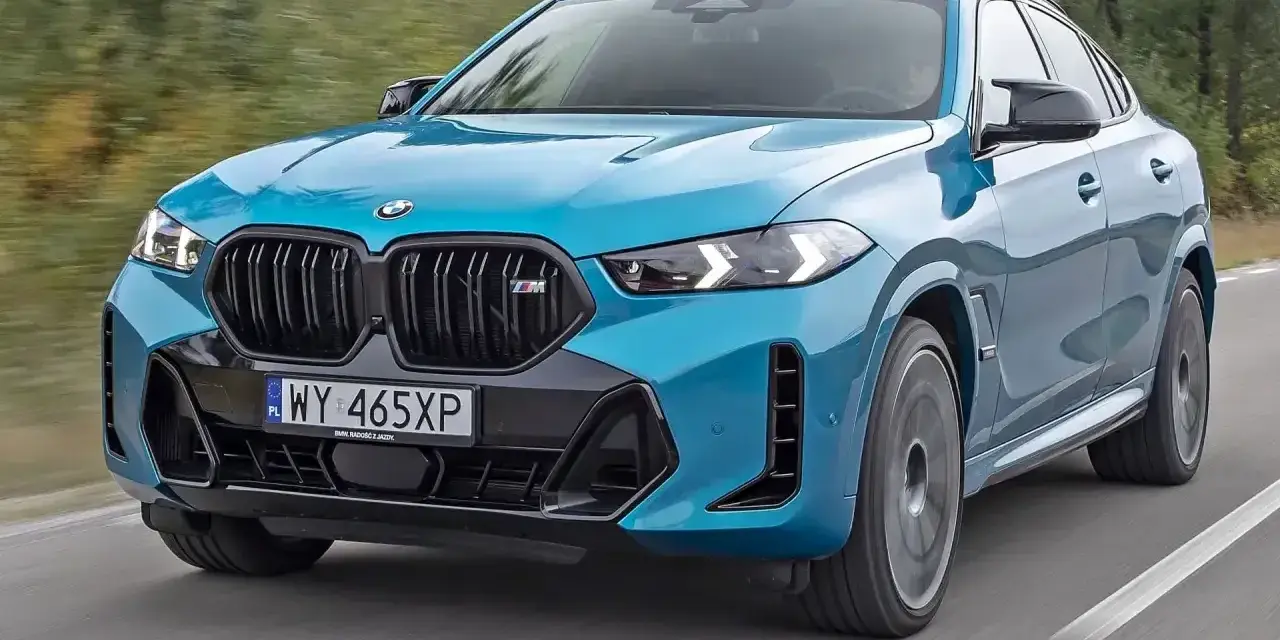 Niebieskie BMW X6 M na drodze. Sprawdź aktualną bmw x6 cena i konfigurację tego sportowego SUV-a.