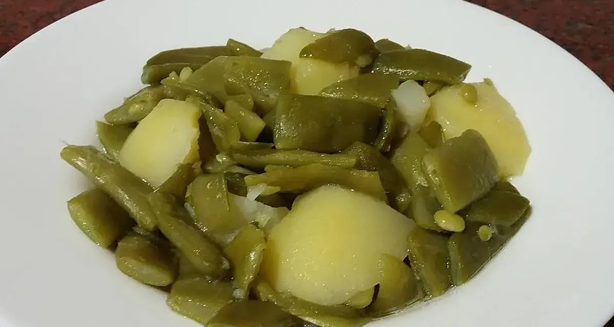 Un plato de judías verdes con patatas, un clásico casero.