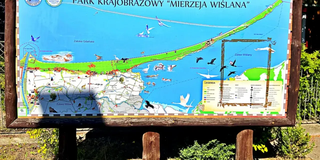 Mapa Parku Krajobrazowego Mierzeja Wiślana, ukazująca Zatokę Gdańską i Zalew Wiślany z ptactwem.
