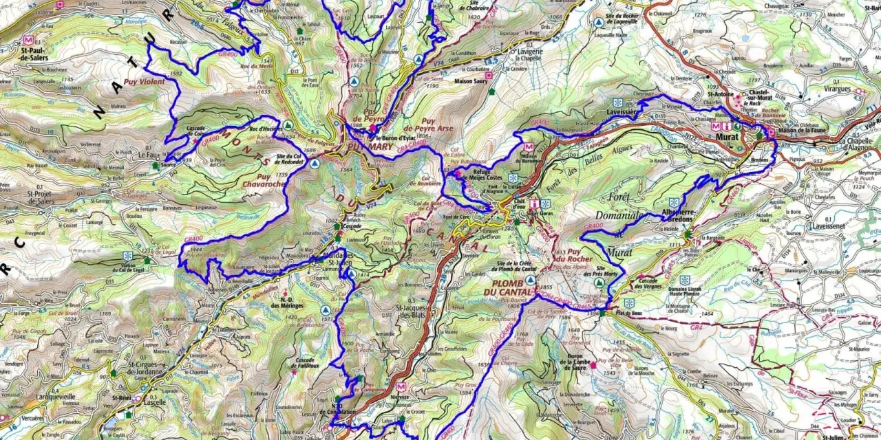 Carte des sentiers de randonnée dans les monts du Cantal, avec des itinéraires GR400 et GR465 traversant des volcans et des villages.