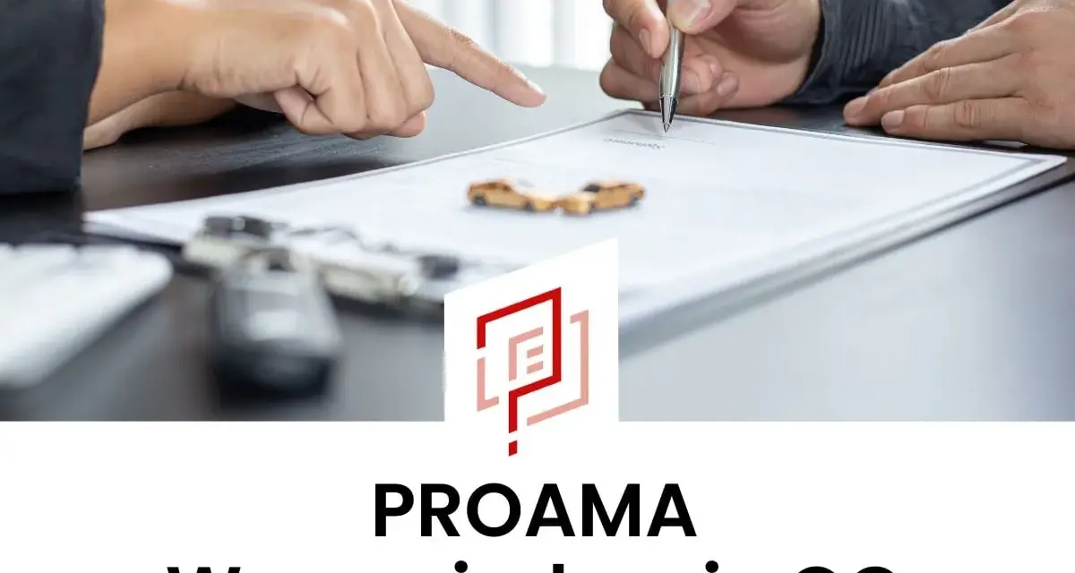 Podpisanie dokumentów, kluczyki i zabawkowy samochód symbolizują proama wypowiedzenie OC.