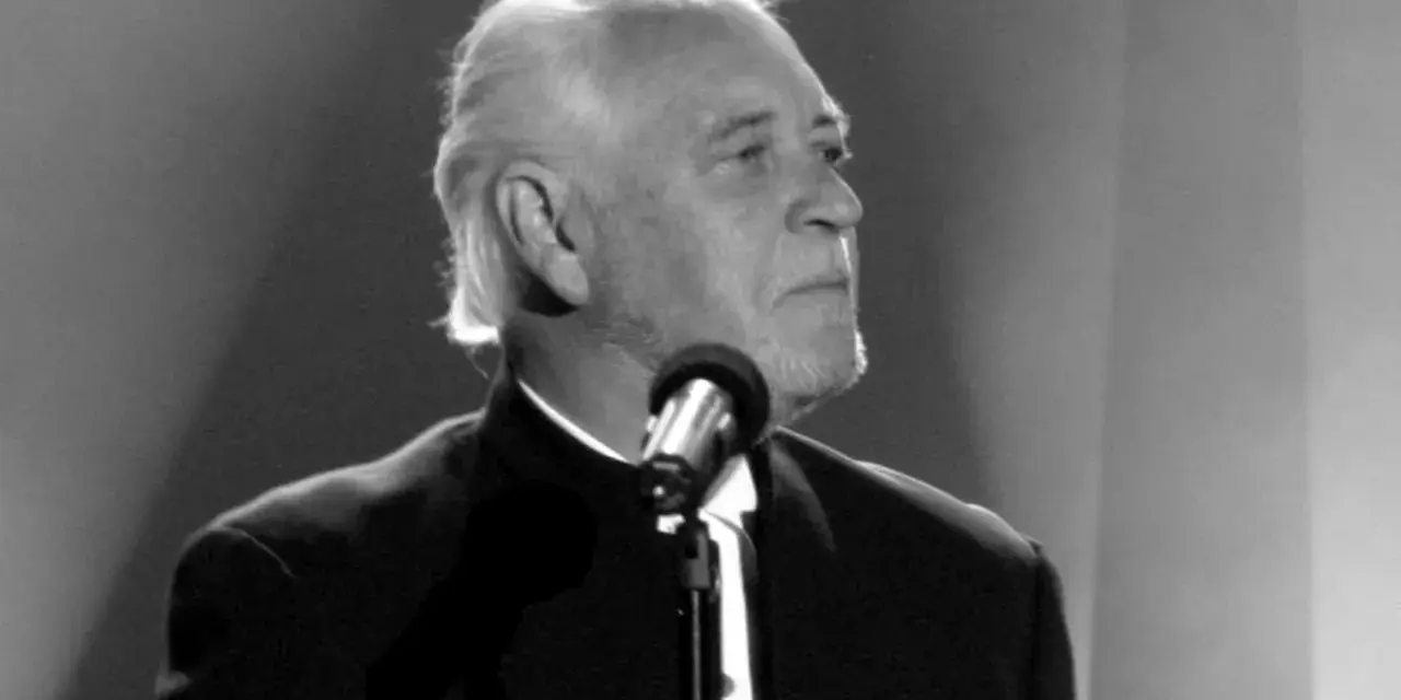 Gary Brooker, jeden z procol harum członków, przed mikrofonem.