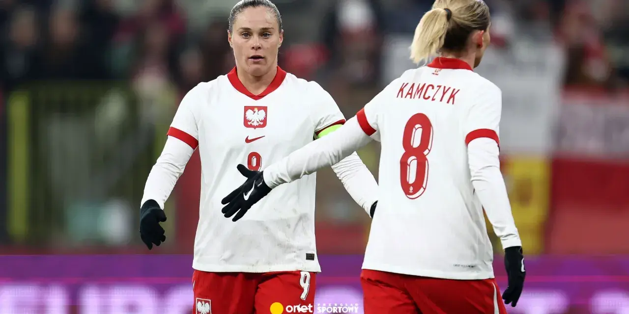 Piłkarki Polski w białych strojach z orłem na piersi, gotowe do meczu z Irlandią.
