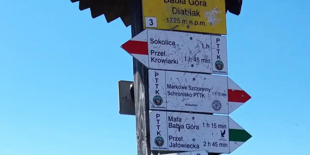 Słup z drogowskazami na Babiej Górze. Wskazuje drogę na Przełęcz Krowiarki, Sokolicę, Markowe Szczawiny i inne.