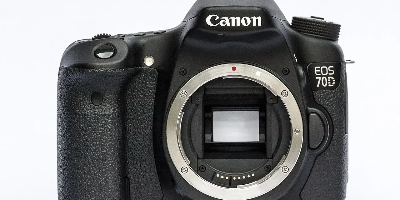 Czarna lustrzanka cyfrowa Canon EOS 70D z widocznym mocowaniem obiektywu.