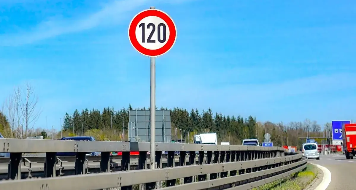 Geschwindigkeitsbegrenzung 120 auf der Autobahn. Dieses Schild zeigt, wie schnell man auf der Autobahn fahren darf.