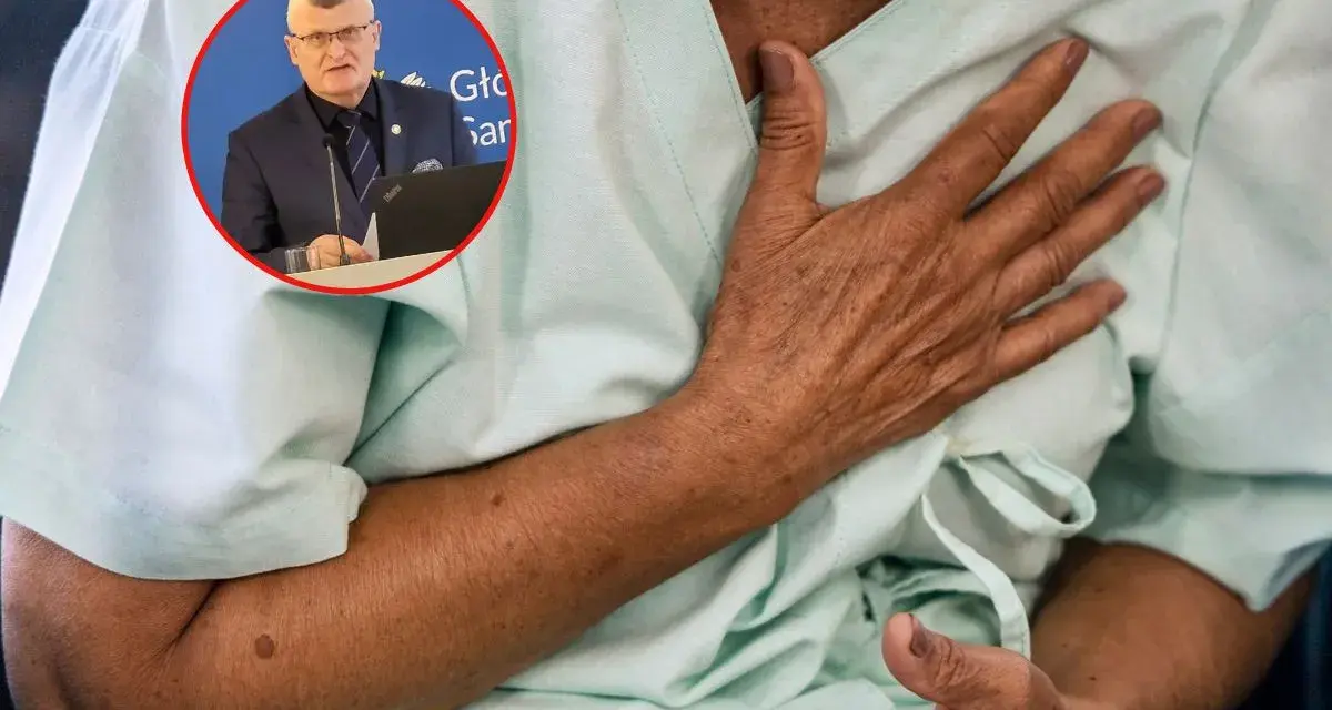 Lekarz omawia objawy grypy wariant K. Pacjent trzyma się za klatkę piersiową, odczuwając dyskomfort.