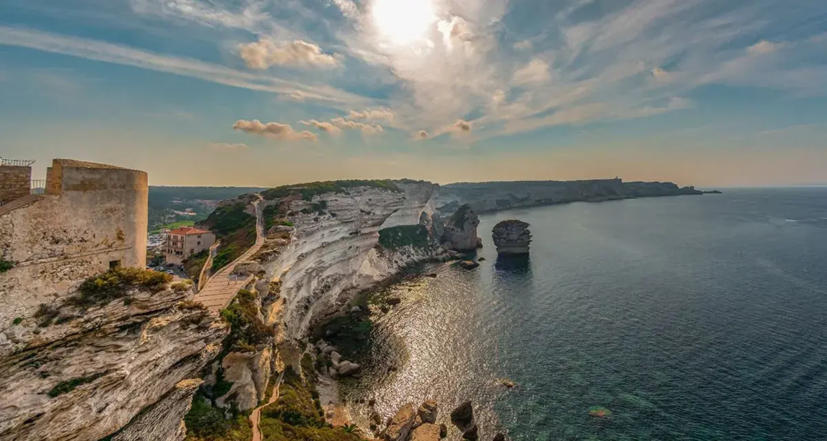 Falaises calcaires de Bonifacio, Corse. Un sentier mène à un village perché. Combien de temps pour visiter la Corse ? Une semaine minimum pour apprécier ce paysage.