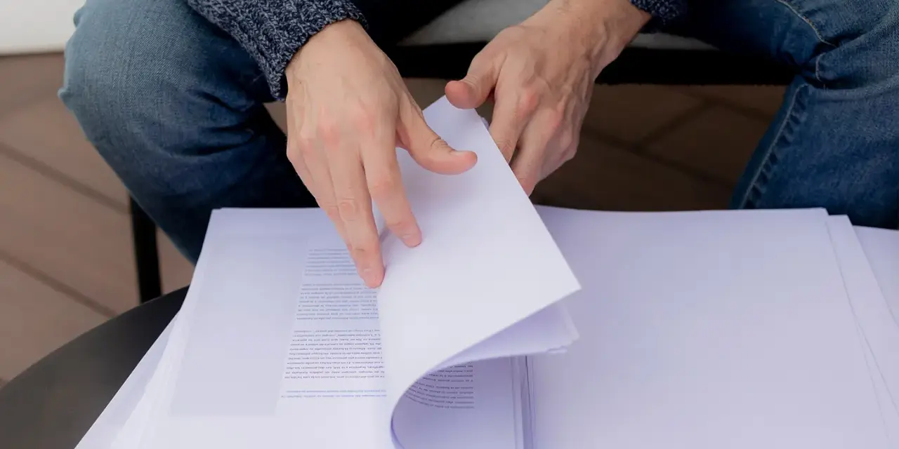 Man revisa manuscritos para que las editoriales publicar libro.