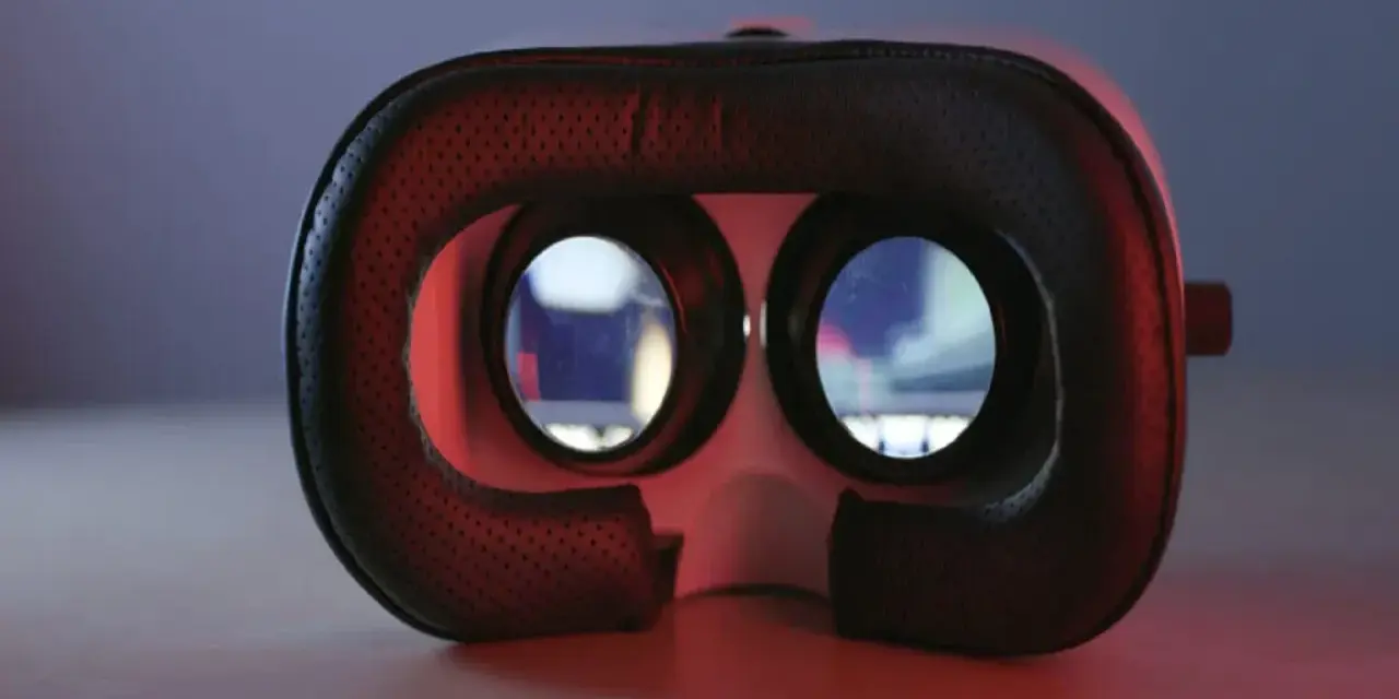 Gogle VR z czarną, perforowaną wyściółką, gotowe do zapewnienia niesamowitego widzenia stereoskopowego.
