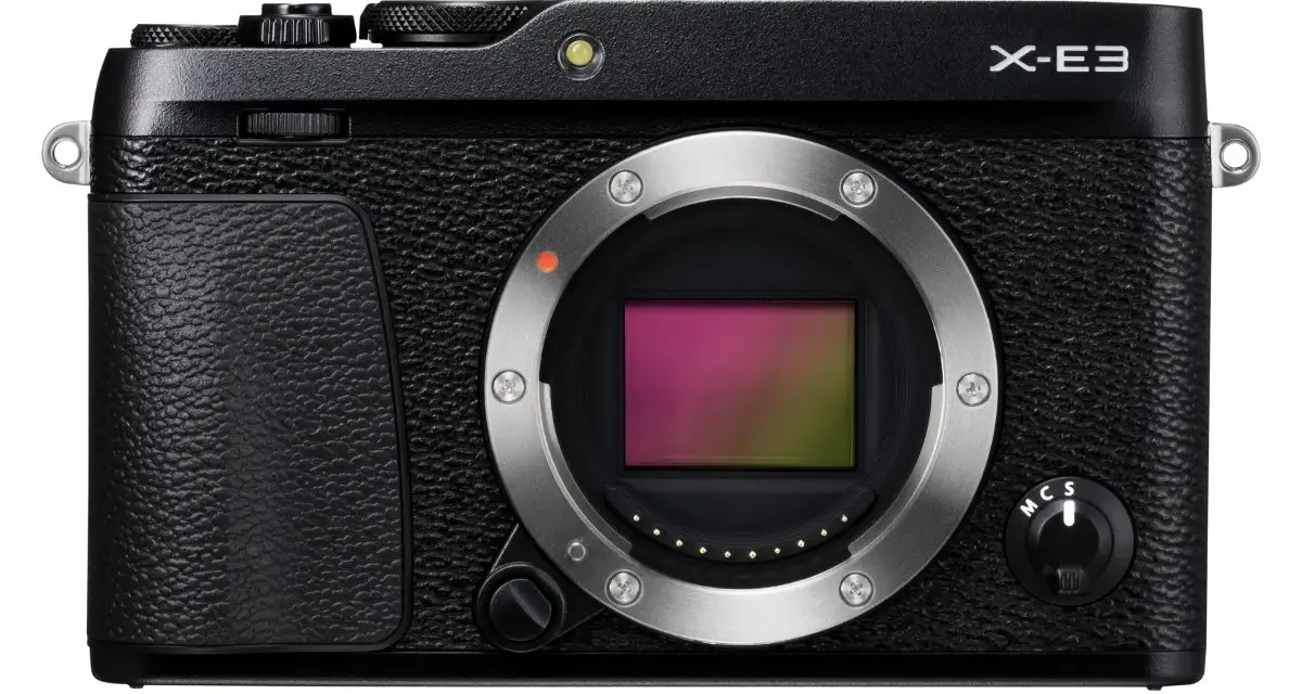 Elegancki, czarny aparat Fujifilm X-E3 z obiektywem gotowym do uchwycenia wyjątkowych chwil.