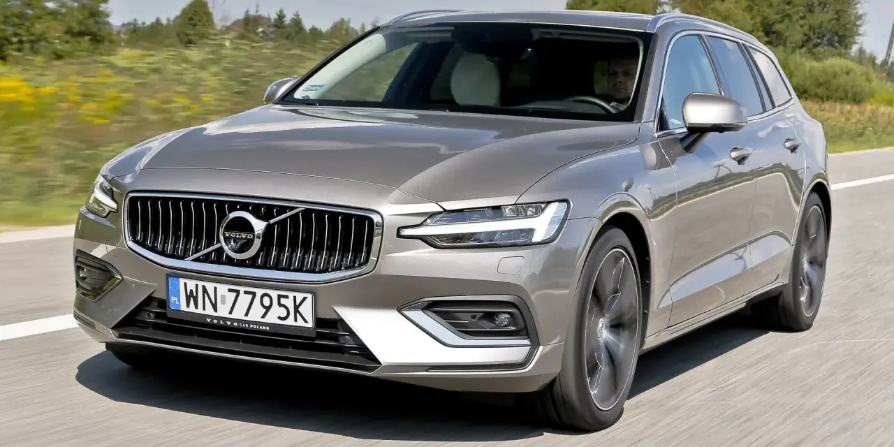 Szary Volvo V60 na drodze. Zastanawiasz się, jakie volvo v60 jaki silnik wybrać? Ten model oferuje wiele opcji.