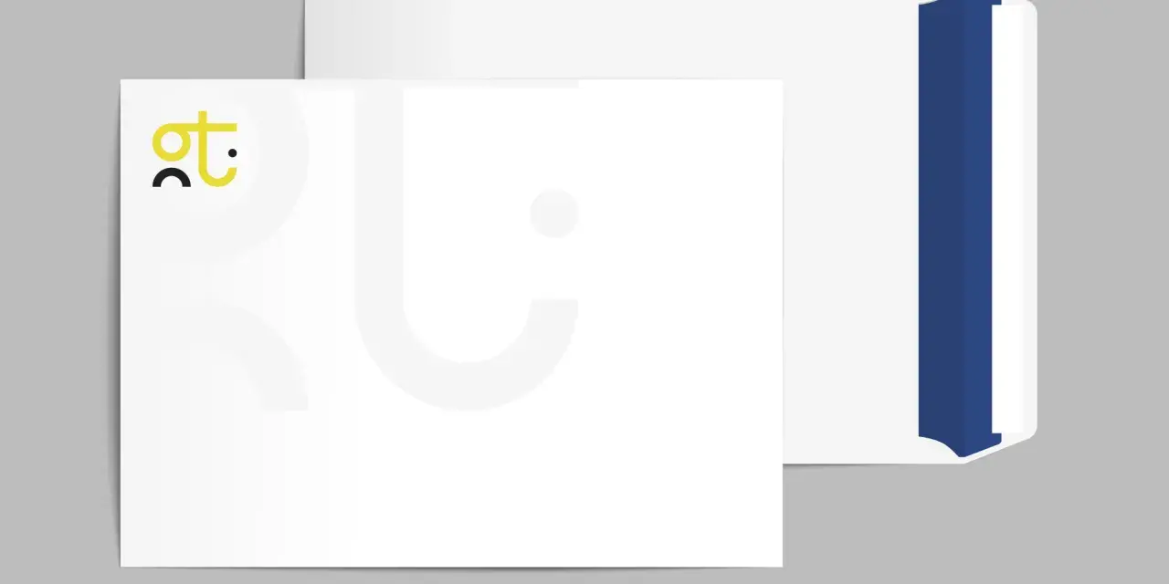 Koperta firmowa w wymiarach koperty a4, z logo i niebieskim paskiem.