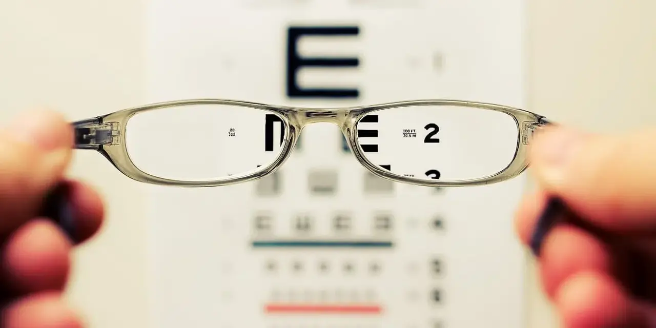 Okulary plusy, które pomagają zobaczyć, jaka wada wzroku wymaga korekcji. Test widzenia z bliska.