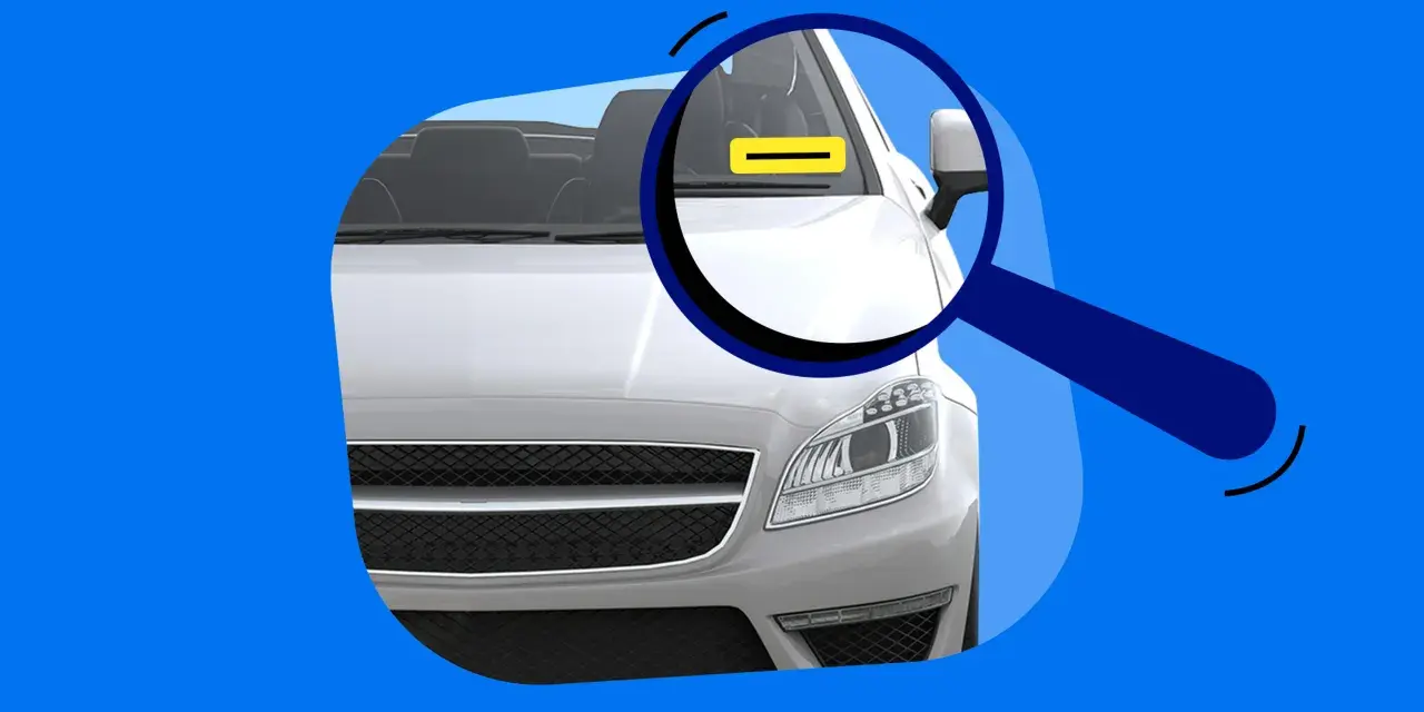 Lupe über dem Auto, die auf eine gelbe Markierung am Armaturenbrett zeigt. Das erklärt, was bedeutet FIN beim Auto.