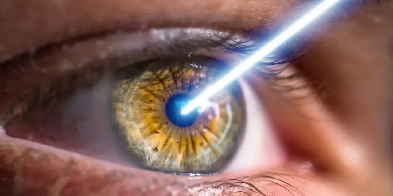 Un occhio solo, con un raggio laser che lo colpisce.