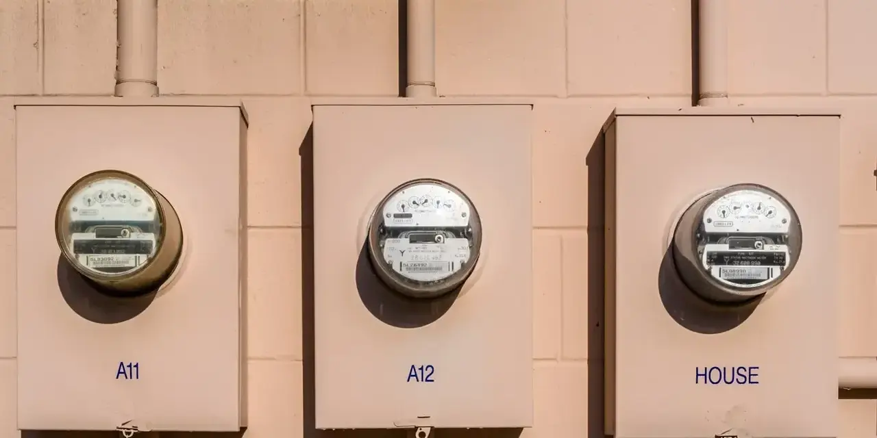Trzy liczniki energii elektrycznej na ścianie. Czy to kara za włączenie fotowoltaiki?