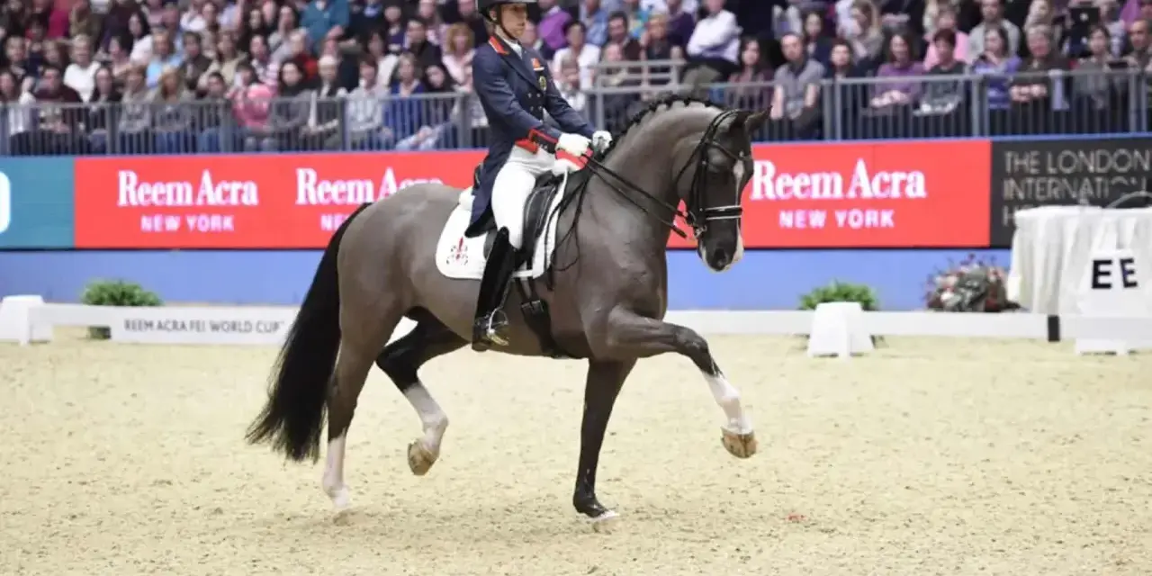 Un cavalier et son cheval Valegro, mort de beauté, exécutent une figure d'équitation devant une foule.