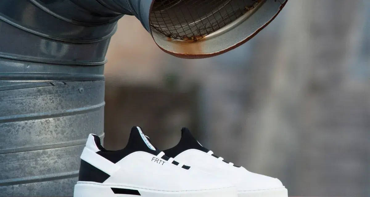 Scarpe bianche uomo con dettagli neri, perfette per un look casual. Ecco come abbinare scarpe bianche uomo con stile.