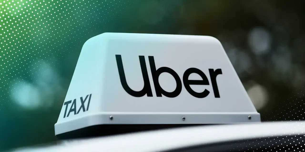 Uber Taxi-Schild auf einem Auto. Informiere dich, wie du Uber Fahrer wirst und starte deine Karriere.