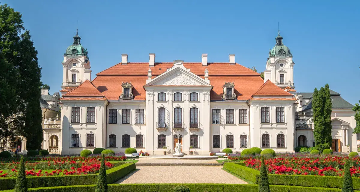 Pałac Zamoyskich zaprasza na zwiedzanie. Piękna rezydencja z ogrodem pełnym róż.