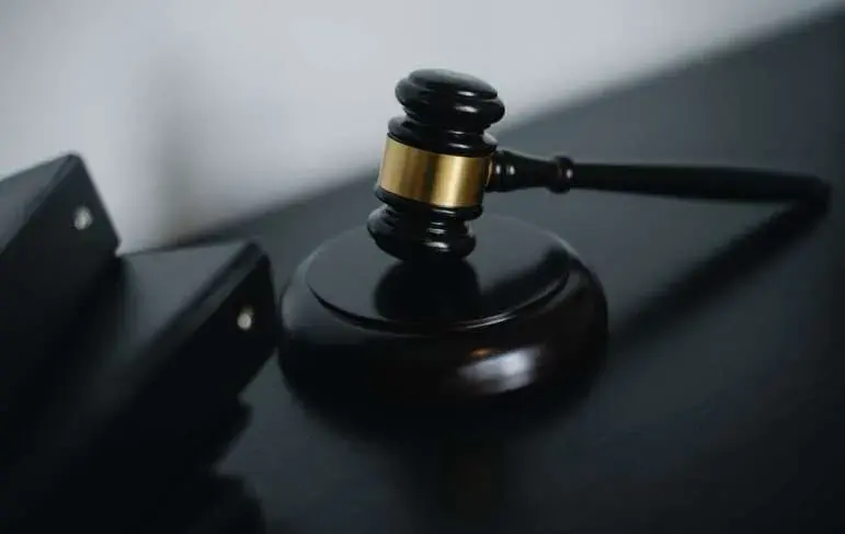 Skazanie bez rozprawy kiedy? Ważne warunki i konsekwencje prawne