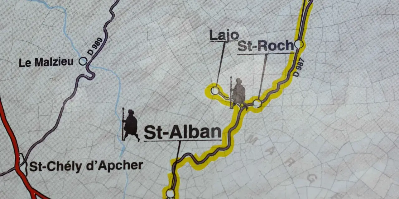 Carte détaillée du GR 65 Chemin de Compostelle : Le Malzieu, St-Alban, Fontans. Un pèlerin silhouette sur la route.