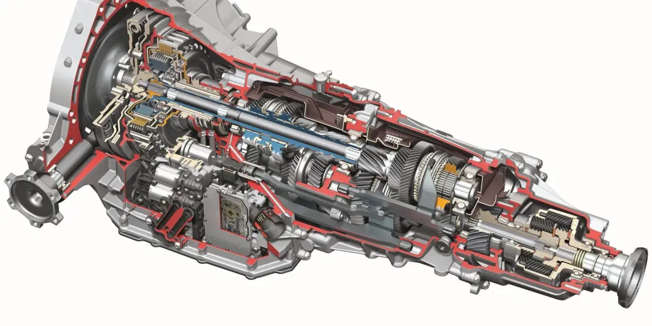 Przekrój skrzyni S tronic z widocznymi kołami zębatymi, wałkami i elementami hydraulicznymi.