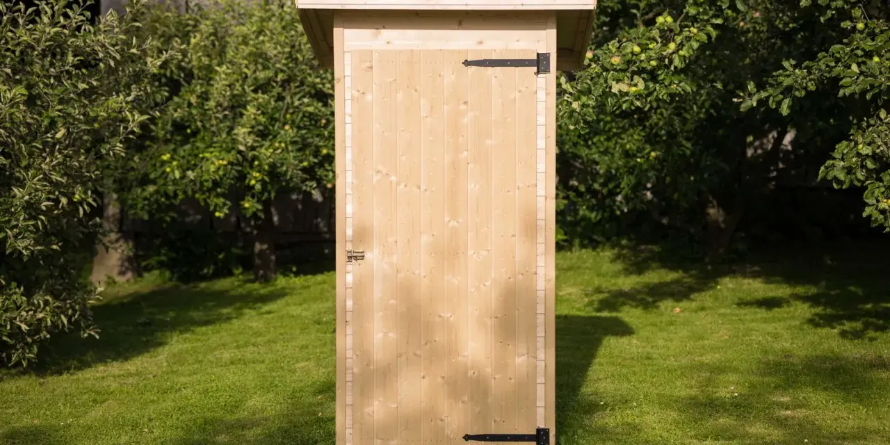 Drewniane wc na działce, idealne do ogrodu. Poznaj jego wymiary i ciesz się komfortem.