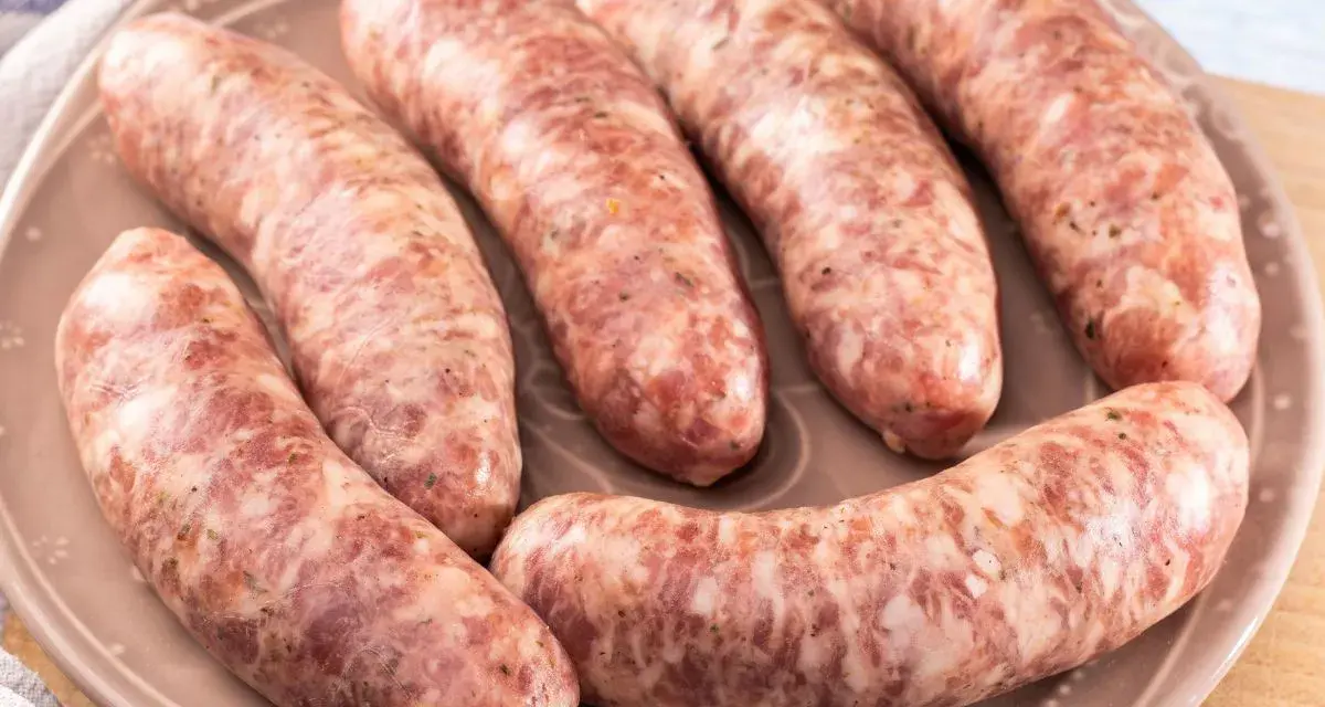 Mrożenie białej kiełbasy surowej: Czy to bezpieczne? Sprawdź!