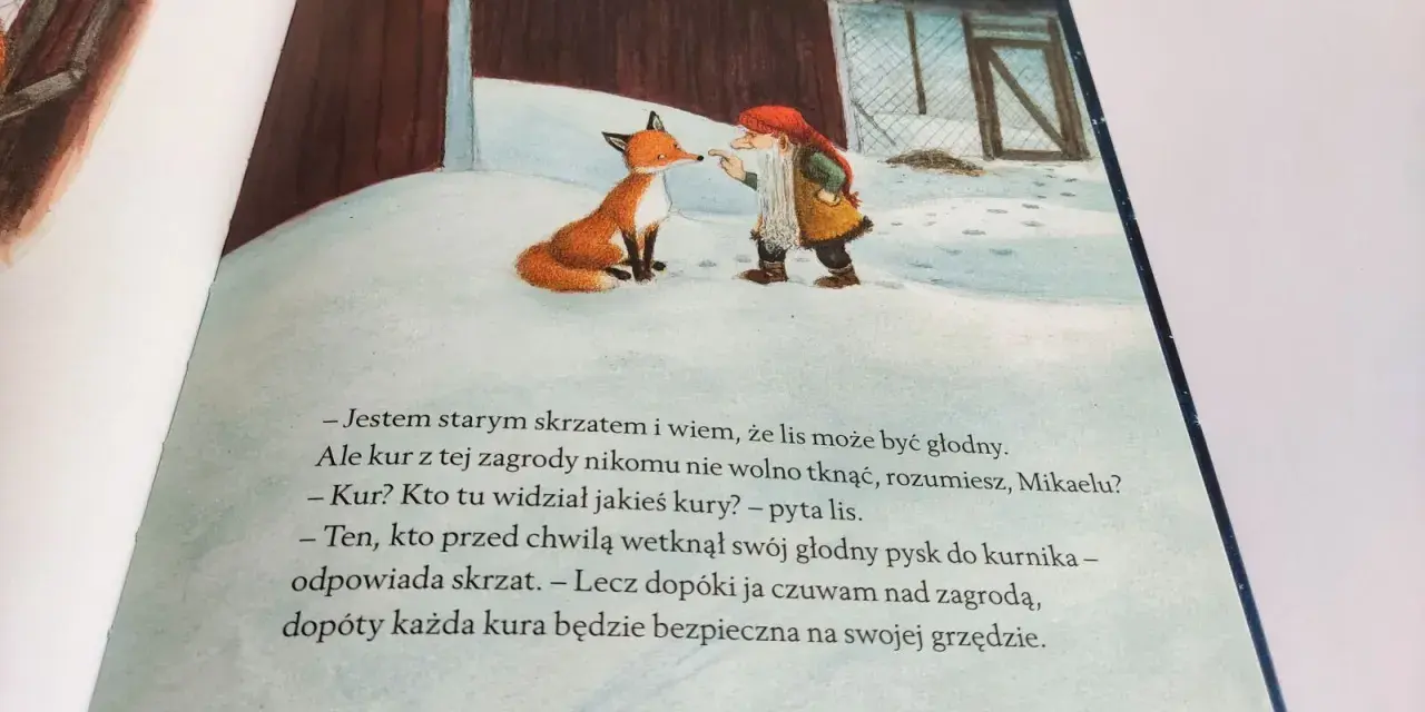 Lis i skrzat rozmawiają na śniegu. Skrzat ostrzega lisa przed kurami, a lis udaje, że ich nie widział.