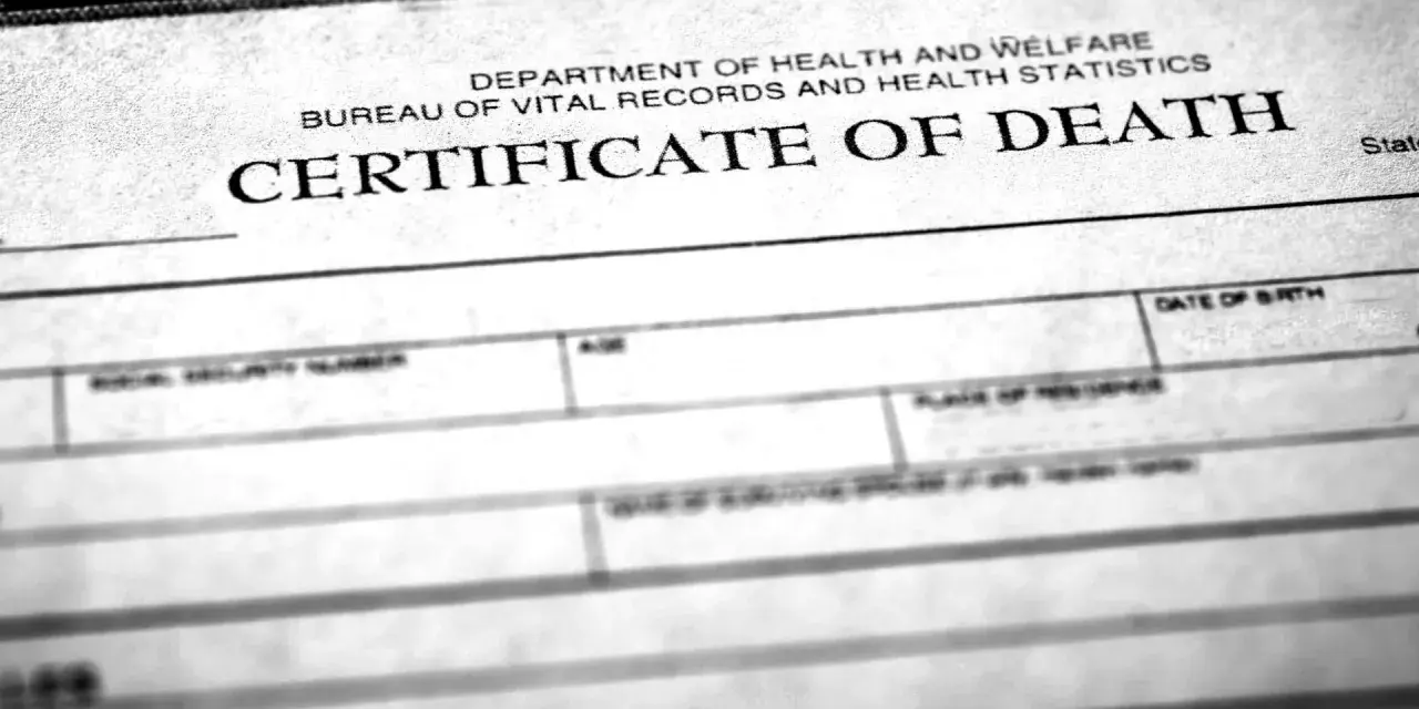 Fragment dokumentu "CERTIFICATE OF DEATH" - oficjalny dokument, który potwierdza, jak lekarz stwierdza zgon.