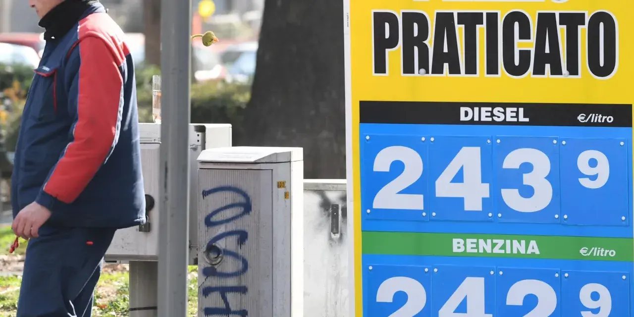 Prezzo praticato per benzina e diesel, con la benzina accise che mostra un prezzo di 2,429 €/litro.