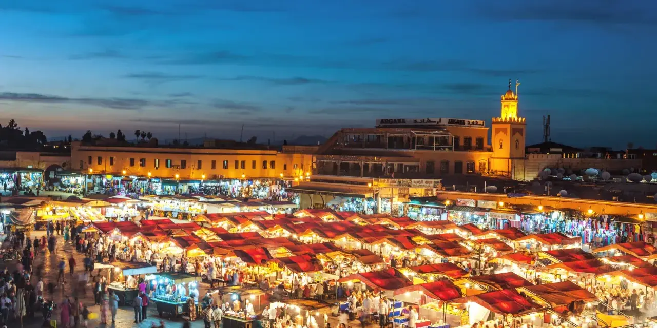 Tętniący życiem plac w Marrakeszu nocą. W czerwcu pogoda sprzyja wieczornym spacerom pośród straganów.