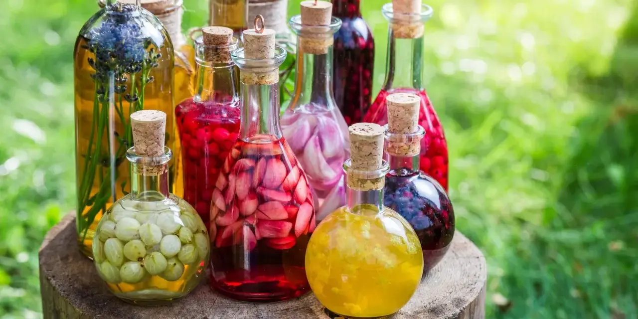 Fruchtige Liköre in Flaschen, bereit zum schnaps selber machen. Mit Beeren, Kräutern und Früchten gefüllt.